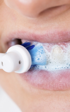 Șapte greșeli pe care le comiți în timp ce îți faci igiena dentară