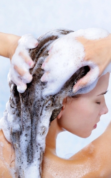 Cea mai mare greșeală pe care o faci atunci când îți speli părul