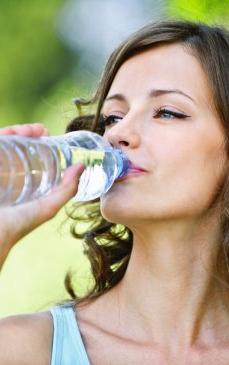 5 momente în care nu ar trebui să mai bei apă
