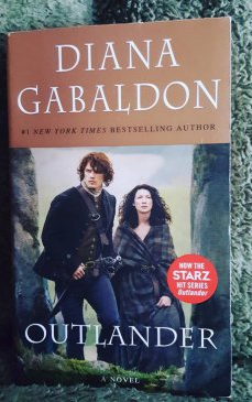 „Outlander”, de Diana Gabaldon, primul roman din seria care a iscat isterie