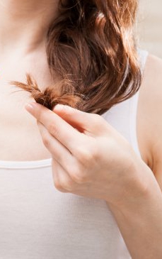 4 greșeli care duc la rărirea părului