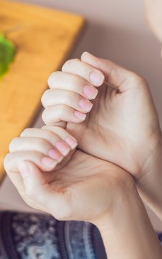 Linii verticale pe unghii: cauze, simptome și tratament