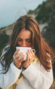 Cum să te relaxezi prin intermediul meditației cu ceai