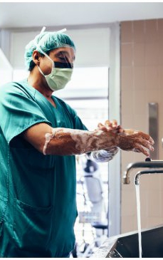 Cum se dezinfectează medicul care a operat pacienți infectați cu COVID-19, ca să poată merge, în siguranță, acasă, la soție și copii