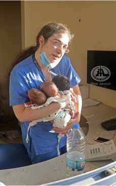 O asistentă-eroină a salvat 3 nou-născuți, dintr-un spital avariat în urma exploziei din Beirut