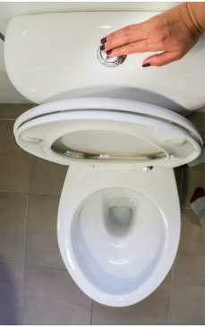 Greșeala pe care o fac toți românii: de ce nu e bine să tragi apa la toaletă cu capacul ridicat