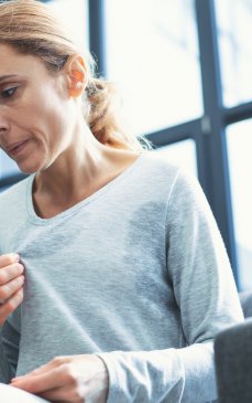 Cum scapi de bufeuri și transpirații nocturne la menopauză?
