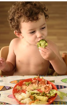 Cum să îi faci pe copii să mănânce mai sănătos, fără să îi forţezi