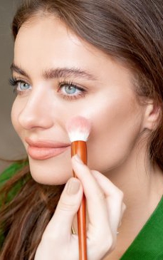 Cum folosești corect produsele de make-up dacă îți dorești un look natural