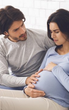 De ce unii bărbați pot avea simptome ale sarcinii atunci când partenera lor așteaptă un copil