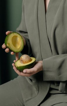 Nu îl mai arunca niciodată! Beneficiile fantastice ale sâmburelui de avocado