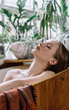 Ghidul femeii moderne: 9 pași pentru a te bucura de răsfăț ca la spa la tine acasă