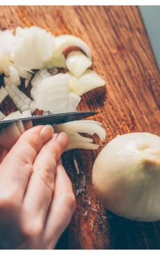 Cum îndepărtezi repede și sigur mirosul de ceapă și usturoi de pe mâini după ce ai gătit