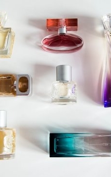 3 variante simple pentru a-ți organiza parfumurile