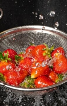De ce sa speli, de acum înainte, căpșunele în apă cu sare