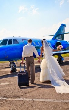 Schimbarea numelui după căsătorie: află în ce condiții mai poți călători în străinătate cu actele pe numele anterior