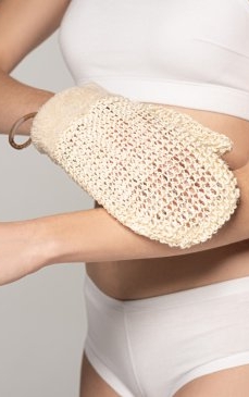 Mănușile exfoliante: ce sunt și cum îți ajută pielea
