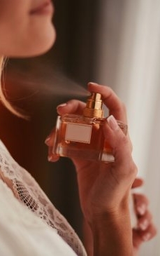 Parfumuri de designer versus parfumuri de nișă: diferențe și asemănări