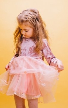 Care sunt cele mai frumoase culori pentru rochițele pentru fetițe?
