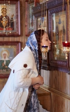 Părintele Calistrat ne spune de ce nu trebuie să pupăm icoanele din biserică: „Mi se pare un act de prea multă pietate să descompui cu saliva ta...”