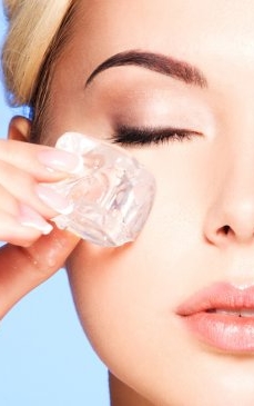 Un dermatolog explică de ce frecarea zilnică cu gheață pe față vă poate oferi o piele impecabilă 