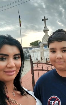 Adriana Bahmuțeanu îl atacă dur pe Silviu Prigoană, care ar refuza un tratament pentru copilul cel mic. "Fiul meu se află în acest moment la granița dintre sănătate și boală"