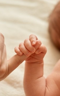 O femeie din Moldova a născut un copil cu două capete. Familia acuză medicii de malpraxis