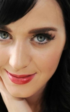 Katy Perry lanseaza propria colectie de gene false