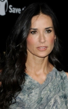 Demi Moore l-ar putea inlocui pe Ashton cu un barbat si mai tanar