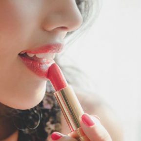 Rujul cremos, soluția sexy pentru buzele uscate. Iată 15 produse după care vei fi înnebunită