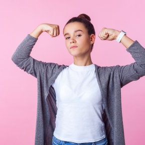 6 feluri prin care ajutăm tinerele să devină femei puternice și independente, într-o lume sexistă