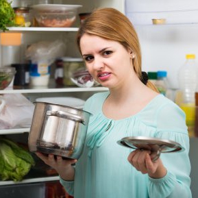 De ce nu este sănătos să pui capacul invers la cratiță, când o depozitezi în frigider