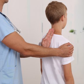 Avertismentul îngrijorător al unui ortoped pediatru: "O atitudine vicioasă poate duce la deformarea permanentă a coloanei vertebrale a copilului"