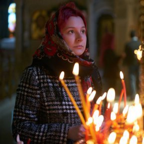 De ce femeile creștin-ortodoxe trebuie să își acopere capul în biserică