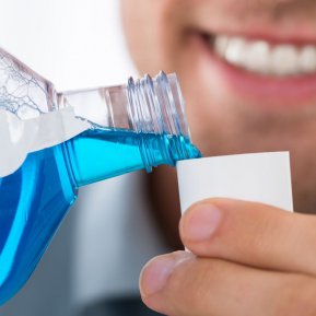 Ce ar trebui sa stii despre apa de gura cu clorhexidina – cand, cum si la ce foloseste?