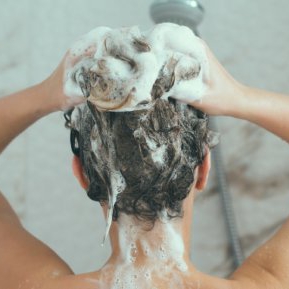 Ce ți se poate întâmpla dacă te speli pe păr zilnic