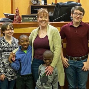 Mamă singură de doi copii, care a crescut în centre de plasament, adoptă șase băieți
