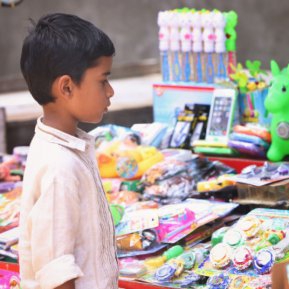 Un băiețel care vrea să cumpere o jucărie pentru fratele său mai mic aflat pe moarte este dat afară din magazin