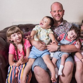 Un bărbat homosexual a adoptat, singur, 6 copii pe care nu-i dorea nimeni, din cauza problemelor de sănătate