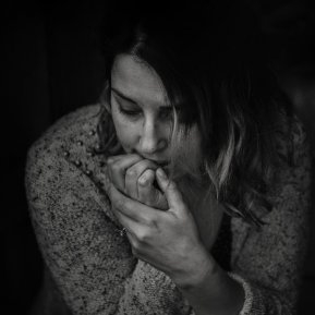 O mamă care și-a lăsat copilul la ușa unui străin găsește un bebeluș la ușa ei, 20 de ani mai târziu