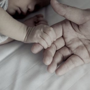 Un bărbat a trebuit să aleagă între a salva viața soției sau pe cea a fetiței sale: "Era nevoie de un miracol"