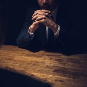 Șase semne că un bărbat îți ascunde adevăratele lui sentimente
