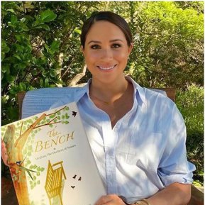 4 camasi simple pe care Meghan Markle le poarta in tinute casual chic