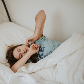 5 lucruri pe care specialistii in somn isi doresc sa nu le mai facem dimineata