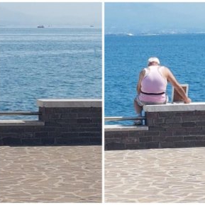 Un bărbat în vârstă stă pe plajă îmbrățișând o fotografie înrămată și plânge - Un străin se apropie pentru a-i asculta povestea
