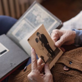 Bătrână se uită, zilnic, la fotografia soțului decedat și observă, după 7 ani, ceva scris de el pe spatele ei
