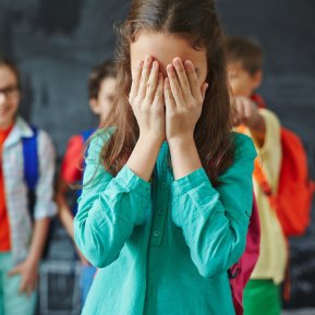 Profesorul îi aude pe copii bătându-și joc de o fată al cărei tată este gunoier. Ce se întâmplă ulterior