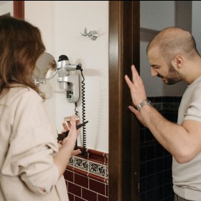 La 2 ani de la nașterea copilului, bărbatul îi cere soției divorțul, retrage toți banii din cont și dispare
