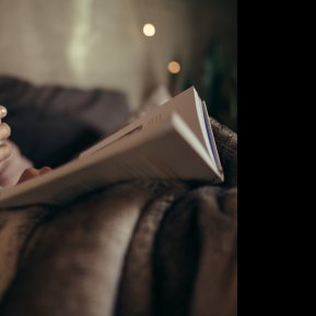 „Cutia cu suveniruri” de Issabela Cotelin te pune în fața celor mai inconfortabile întrebări: tu ai curaj să descoperi sensul vieții în paginile sale?