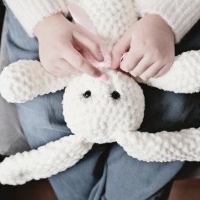 O femeie vede la o fetiță orfană o jucărie tricotată de ea pentru fiica ei, care dispăruse cu 26 de ani în urmă